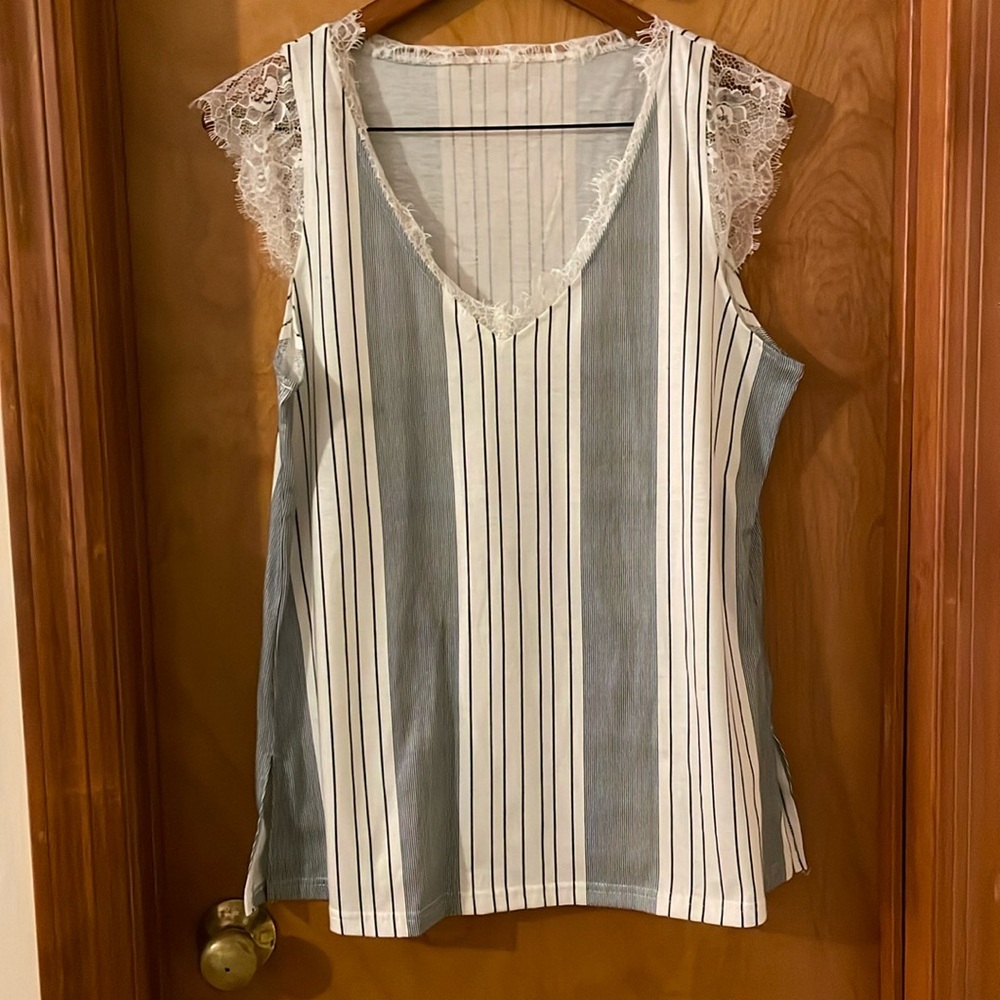 🌻3 for $25 Striped V-neck top, Large